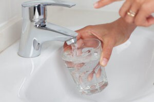Read more about the article Dlaczego woda filtrowana jest lepsza niż woda z kranu?