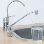 Filtry do wody a chemia domowa – czy woda filtrowana jest bezpieczniejsza dla domowników?