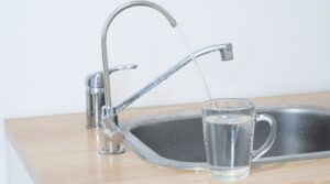 Read more about the article Filtry do wody a chemia domowa – czy woda filtrowana jest bezpieczniejsza dla domowników?